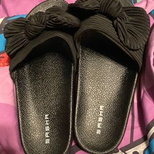 I’m is selling sasha slippers